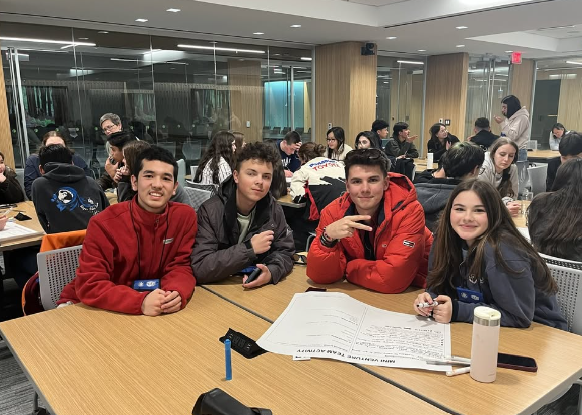 Estudantes colaborando em uma atividade